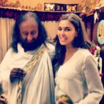 Lisa Ray Instagram - Blessed by a long, playful Darshan with gurudev #SriSriRaviShankar. Started with tossing the mango to me across the room. #Grace