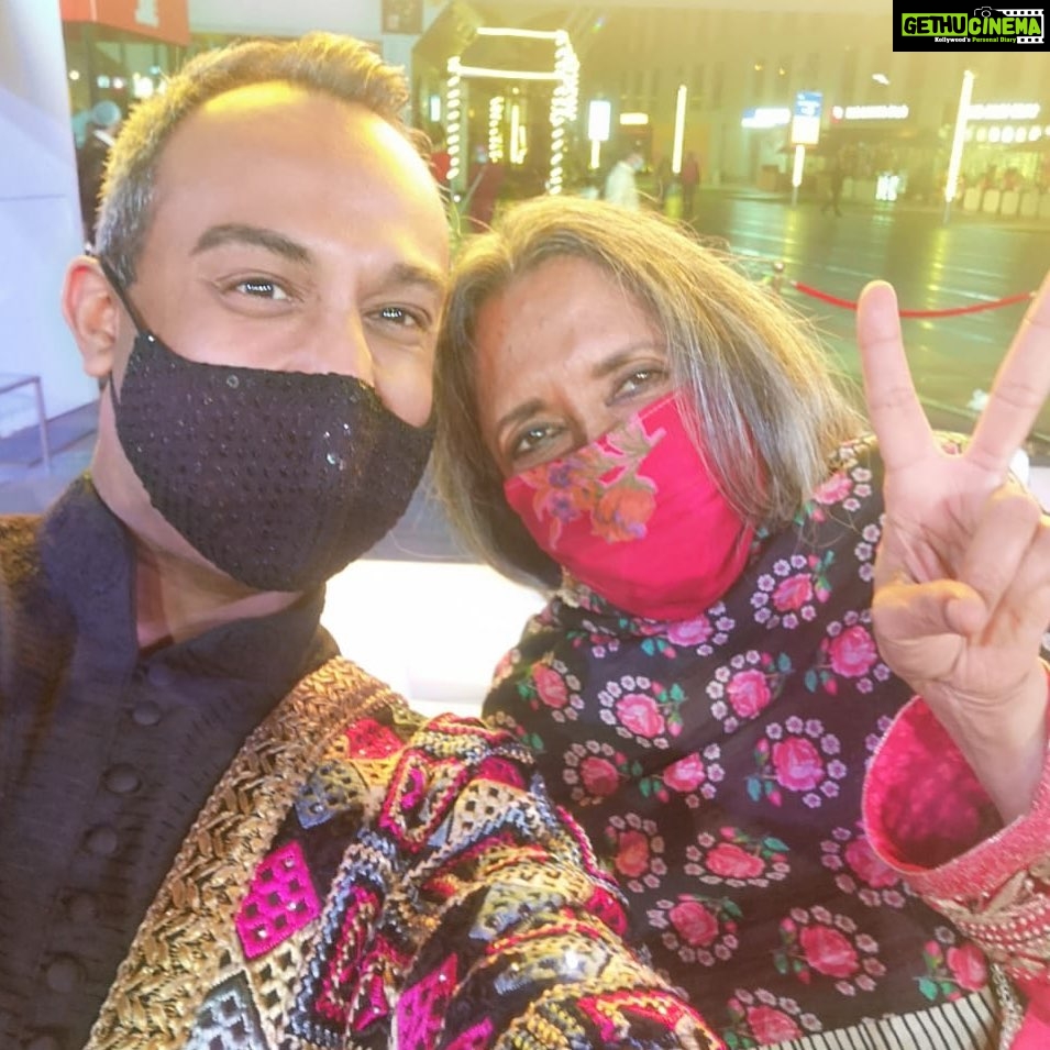 Lisa Ray Instagram - Wish I had been in Delhi for the Indian premier of @deepamehtaofficial magnificent adaptation of #FunnyBoy Thank you @alykhanrajani for sending this image and the tireless work you do in steering humanitarian issues and human rights to the forefront of conversation with @canadainindia (Dearest Deepa- how cool is your dupatta and mask!)