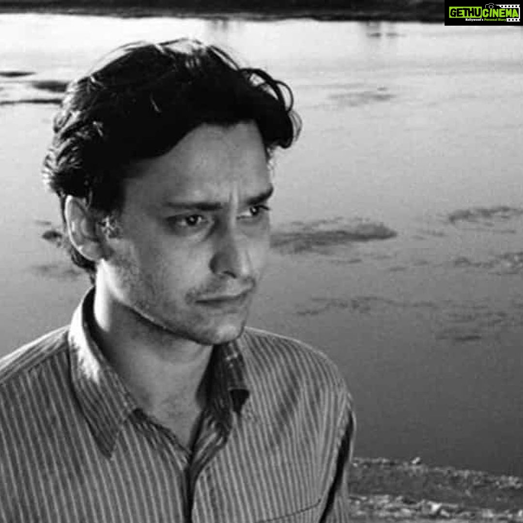 Lisa Ray Instagram - A principled and urbane giant is no more. #soumitrachatterjee’s passing signifies the passing of an era. The actor/writer/poet/renaissance artist represented the ‘urban, intellectual Bengali’ and has been recognised as one one of the biggest stars of India’s parallel cinema. But it’s his performances, his quiet, deeply compassionate screen presence that opens up a gaping hole in cinema and my heart. Go in grace, sir. Thank you for sharing your gifts.