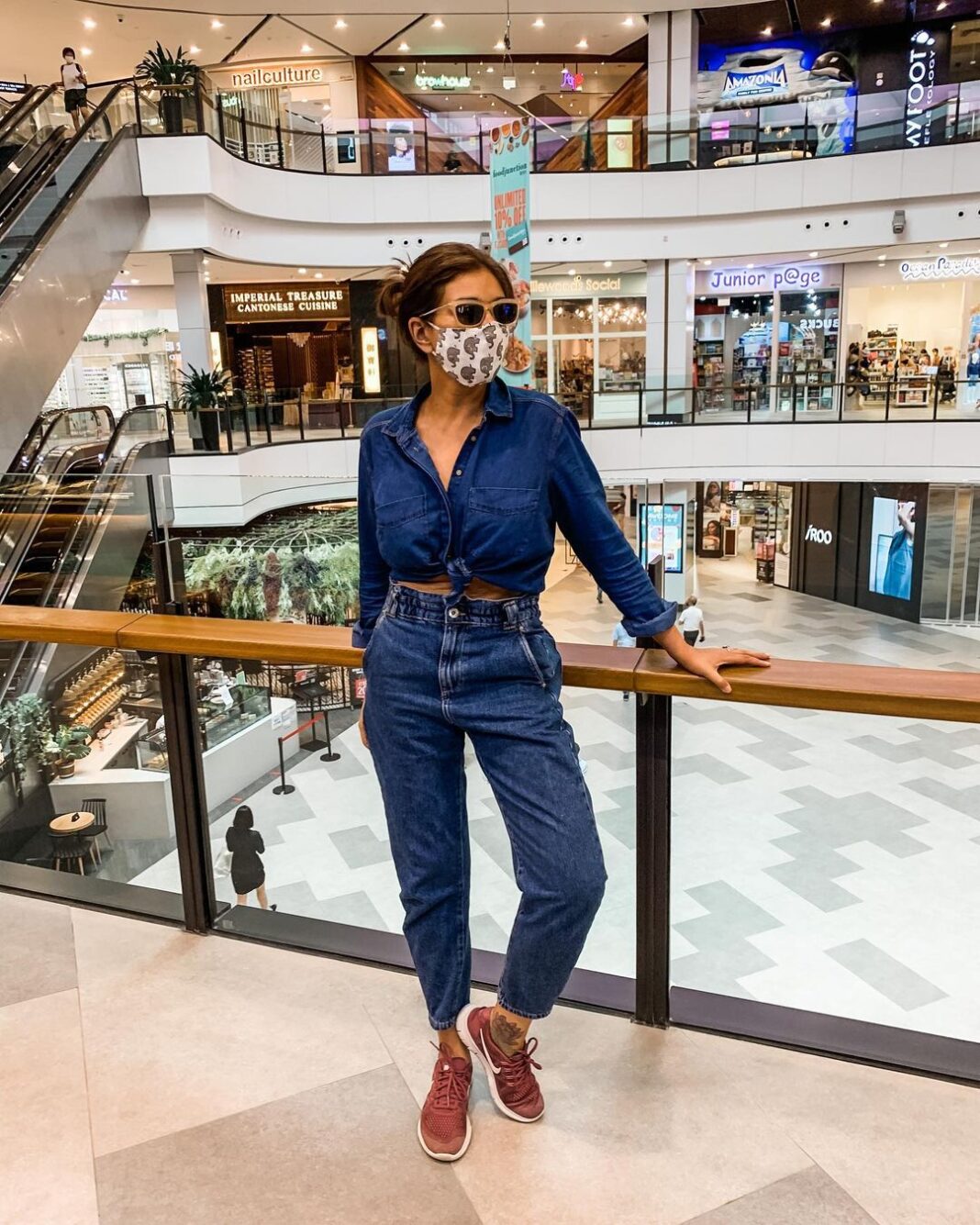 Lisa Ray Instagram - When you’re feeling cute and fierce and your series @4moreshotspls has just been nominated for an international Emmy (💥 @iemmys ) but you are miles away from co-actors, the entire brilliant team, @rangitapritishnandy and friends, what do you do? You strap on your mask, sashay into the closest mall, force your insta-husband to take some shots, then take your kids for ice cream. Because, Singapore. And because, COVID. And because momhood, serves up realness everytime. Very grateful to have been a small part of what I’ve always felt is a ground breaking show for India that brought me into contact with some phenomenally talented and fearless women. Go team @4moreshotspls #smalltriumphs #EmmysinthetimeofCorona #momjeans