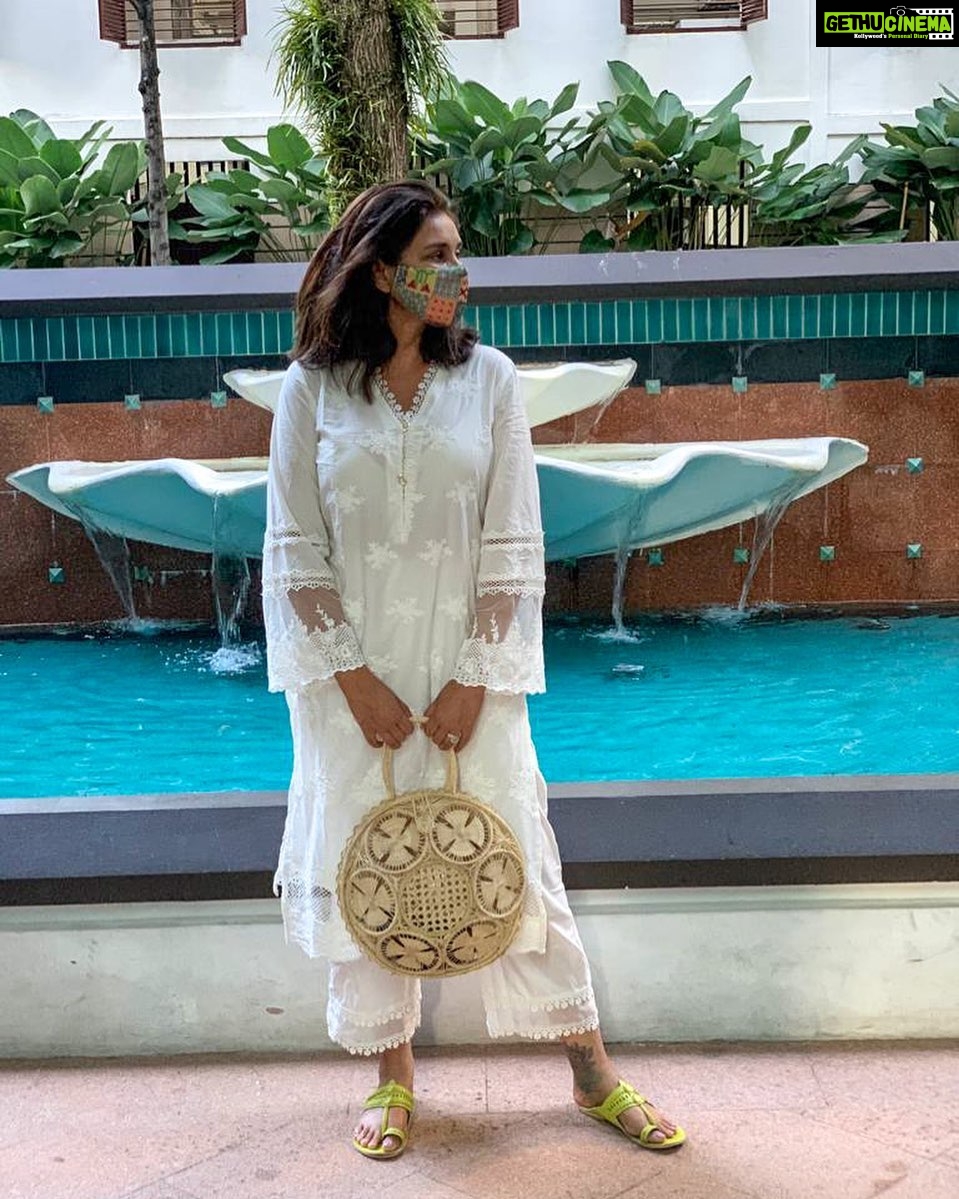 Lisa Ray Instagram - Keeping cool and protocol compliant in breezy white @shopmulmul and @photophactorysg mask in #Singapore