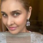 Lisa Ray Instagram - There’s times I want to adorn myself in traditional fabrics, silhouettes and jewellery. Tonight I’m channeling my longing for India and pairing these gorgeous vintage Tibetan inspired earrings by @antiqa_handcrafted with rubies, Ethiopian opals and diamonds along with @tokreeshopjaipur new season floral kurta. Fortunately, we have enough Indian friends in #Singapore that will indulge my Desi moods. (Wearing a lot more ethnic wear than I ever wore in Mumbai 😎)