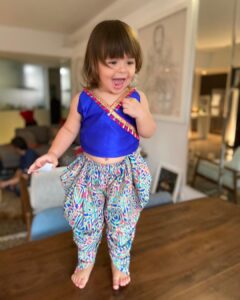 Lisa Ray Instagram - Our in-house poser is just getting warmed up in sustainable kids brand @nimbukids 
We love local, female founder led brands that promote sustainable, heart strong designs. This Rakhi outfit grows with #Soleil. I hear one day my girls will not consent to be dressed up by mama. Quelle horreur. That’s why it’s an all out campaign to inculcate them with an appreciation of pre-loved, ethical and collaborative consumption.
#slowfashion #collaborativeconsumption