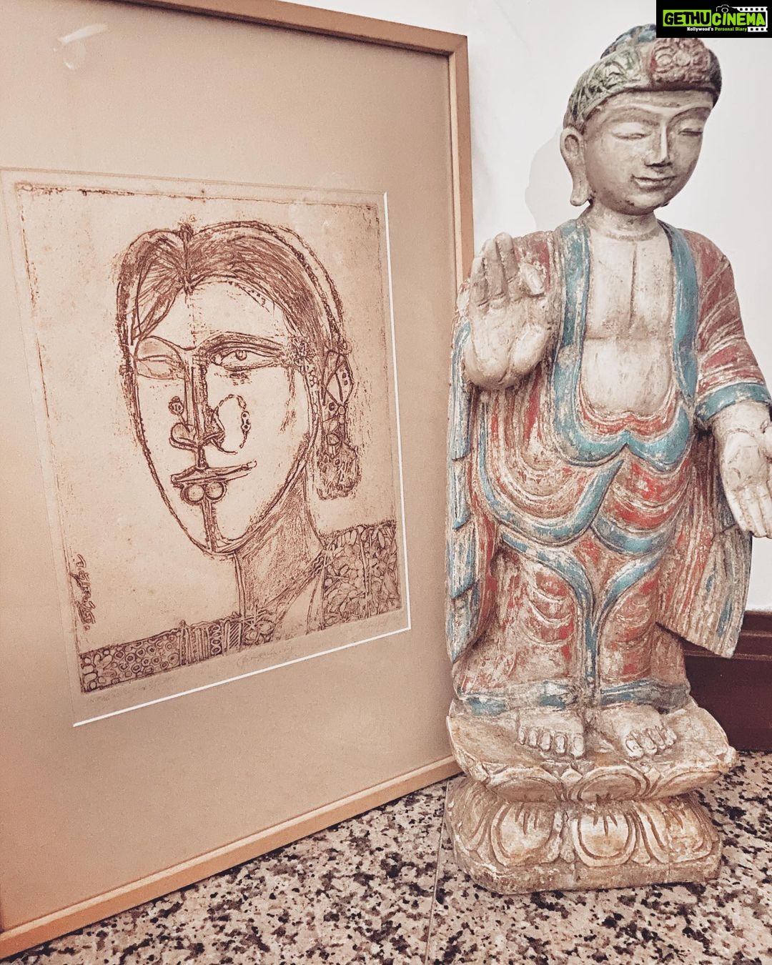 Lisa Ray Instagram - I’ve been waiting for both these intriguing works. The #LaxmaGoud etching complements my modest but passion led collection of Indian modern artists which I began collecting in the early 90s. Thank you @chemouldprescottroad And this lama-esque Buddha has been sourced by my friends @theantiquestory from an estate in Himachal. Staying in Singapore evokes more Desi pride than I expected.