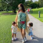 Lisa Ray Instagram – Took my @me_meraki saddlebag to the Botanic Gardens this morning for a test run. Only a mom of toddlers can appreciate how great it is to have a hands free, no fuss yet beautiful and artisanal bag to run with.
Since moving to Singapore I’ve enjoyed discovering local brands (Singapore and Hong Kong based) with a subcontinental heart. I resonate with @me_meraki mission to revive and sustain traditional Indian folk arts through their hand painted bags and clutches. (They also have vegan offerings!) Check out their evening clutches: they are pieces of art. 
‘Memeraki’ is inspired by the Greek word ‘Meraki’ which means to do something with utter devotion that leaves a little of your soul in your work. This alludes not only to the founder, but the India based artists who put their hearts into hand painting the bags.
With slow living and sustainable, ethical fashion a TOP of the mind priority, I pledge to support and highlight the work of more brands like @me_meraki that foster and represent the move towards greater ecological integrity and social justice, while producing one of a kind products to can cherish.
Mask @photophactorysg