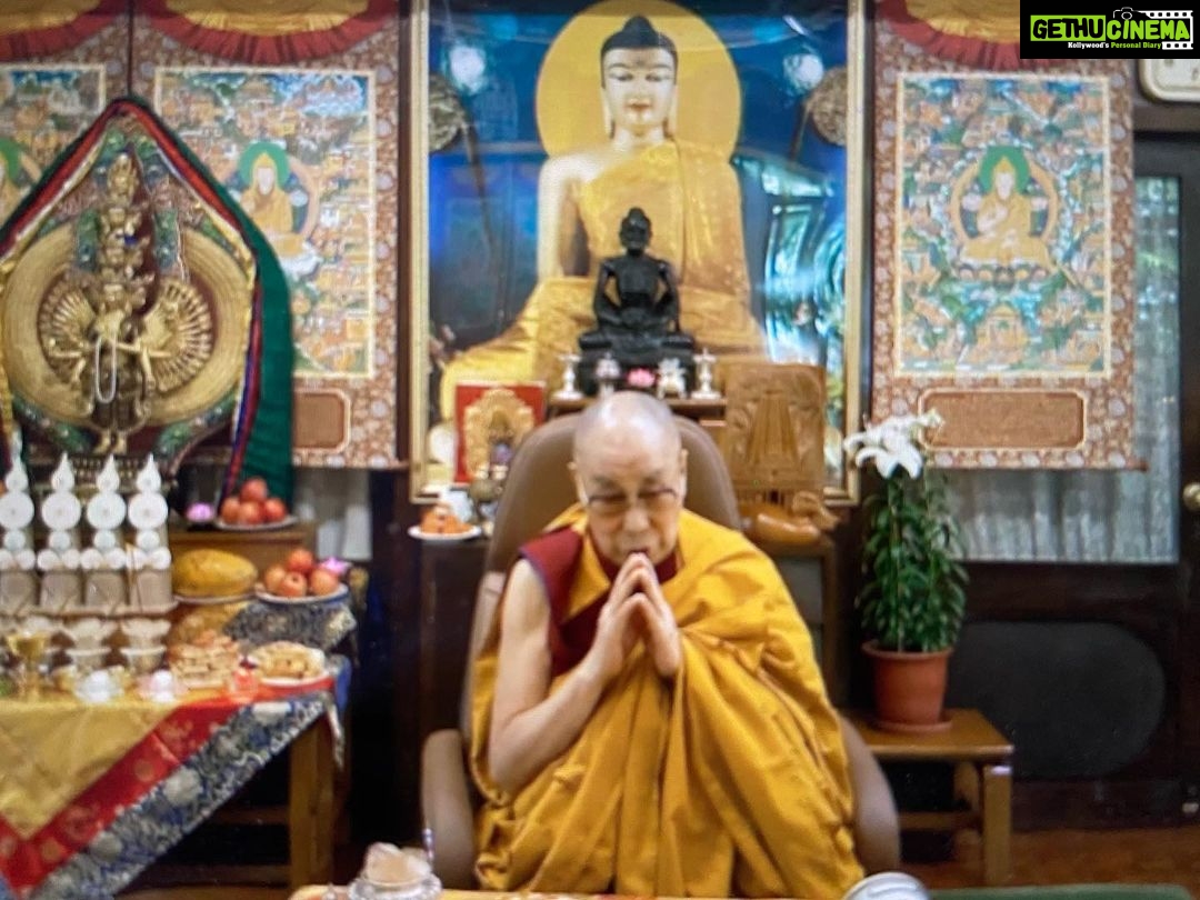 Lisa Ray Instagram - H.H. Dalai Lama leading a ceremony for cultivating the awakening mind. Live streaming from Dharamsala. Go to the Dalai Lama’s official website to watch the ceremony on the auspicious occasion of Saka Dawa - celebrating Shakyamuni’a birth, enlightenment and parinirvana 🙏🏼 #MayAllBeingsBeHappy #Bodhichitta