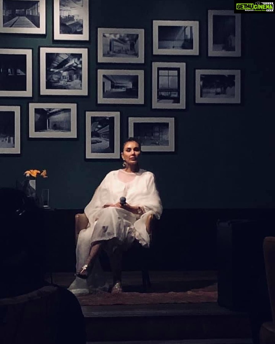 Lisa Ray Instagram - It’s been a year since I embarked on a pan-India tour for the launch of #ClosetotheBone and in these contradictory, tumultuous times I feel the resonant power of story-telling like a wave, flowing with a coherence from then to now. What do we have, but our stories? Deep gratitude. @harpercollinsin @jayapriyavasudevan @closetothebone.book Image taken @thequorumclub