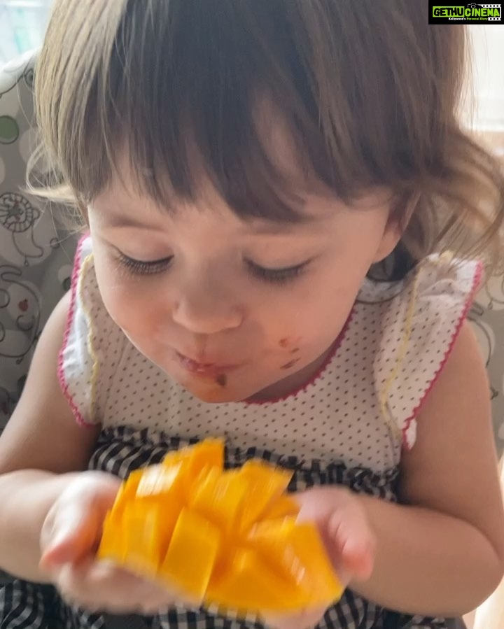 Lisa Ray Instagram - Mango-licking good. My Soleil Rani’s tutorial on the correct Alphonso appreciation etiquette aka dive in.
