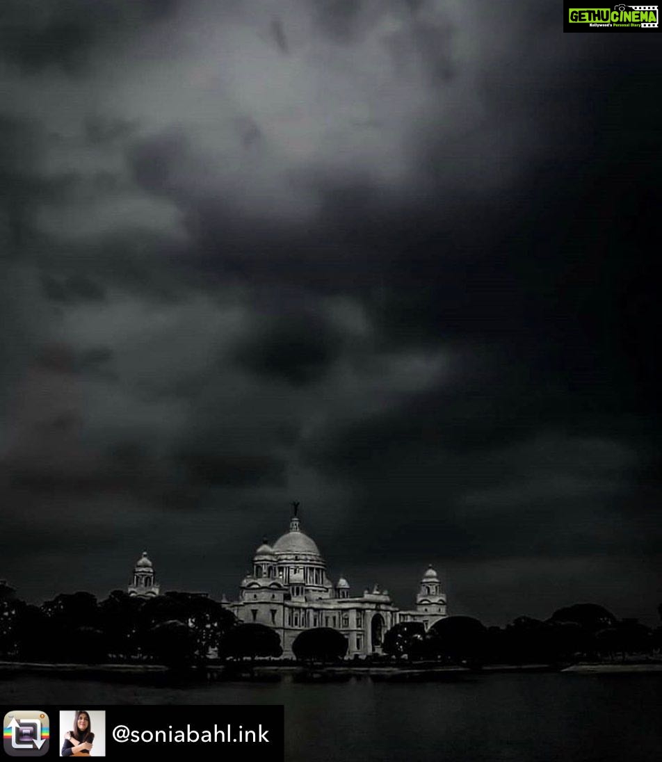 Lisa Ray Instagram - Praying for everyone’s safety in my beloved Kolkata Repost from @soniabahl.ink using @RepostRegramApp - Can't take credit for this photograph of Calcutta on the brink of #AmphanSuperCyclone Since I still think of Cal as home, I've decided to appropriate bragging rights to this terrifyingly beautiful image. . . . #writerslife #calcutta #storms