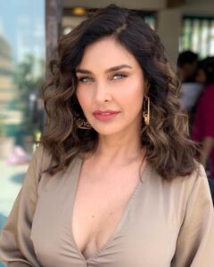 Lisa Ray Instagram - ‘Life is a good teacher and a good friend. Things are always in transition, if we could only realise it. Nothing ever sums itself up in the way that we like to dream about. The off-center, in between state is an ideal situation, a situation in which we don’t get caught and we can open our hearts and minds beyond limit’ - Pema Chodron . Learn to stay still. That is what will save you - from Fall Baby by #LaksmiPamuntjak . Yes. Yes. YES - Samara Kapoor 🤣✌🏼 Image by @shraddhabachani MUH @shraddhabachani