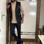 Ma Ka Pa Anand Instagram – Styled up with this most comfortable and the stylish shoes. Simply loved it. Go check their new collections @gabicci_india. #gabiccimen #gabicciindia #sneakers @villageyuvaraj