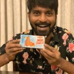 Ma Ka Pa Anand Instagram - Naama kettom, avanga konduvandhutaanga! Thank you Britannia, indha Milk Bikis Classic pack ah paakumbodhu pazhaya ninaivugal ellam color color-ah kannu munnadi vandhu pogudhu! Neengalum unga chinna vayasu nyabagangala indha Britannia Milk Bikis classic pack-oda sernthu rasikkalam.. So edhuku innum wait panite irukeenga? Udane nearest store-ku poyi ungaloda Milk Bikis Classic pack-ah vaangunga! #sponsored #MyMilkBikisMemories #mymilkbikisclassicisback @britannia.industries @britanniamilkbikis @threaderconnect