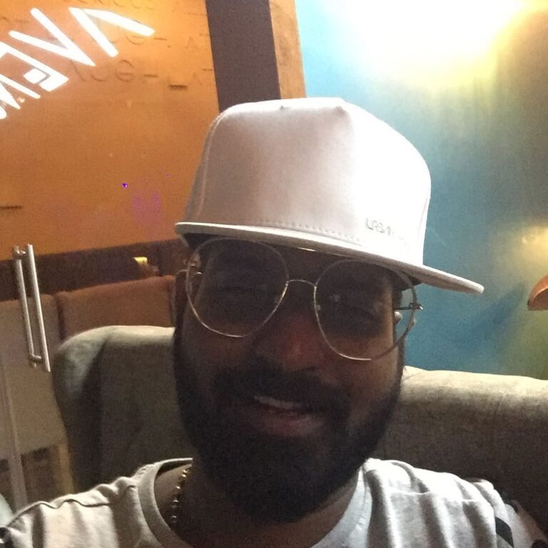 Ma Ka Pa Anand Instagram - Guess whose glass and cap I am wearing 😍