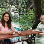 Madhuri Dixit Instagram - #Bhel with Mom 🍲 #SundayFunday #SundayBinge