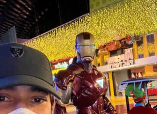 Mahesh Babu Instagram - Me... Iron Man and the girl! @sitaraghattamaneni at I.M.G🎅🎄🎄🎄🎄 Merry Christmas you all ⭐♥️♥️