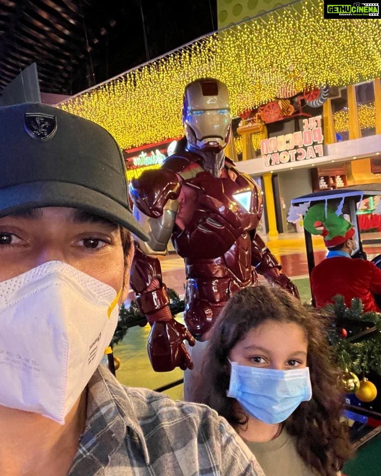 Mahesh Babu Instagram - Me... Iron Man and the girl! @sitaraghattamaneni at I.M.G🎅🎄🎄🎄🎄 Merry Christmas you all ⭐♥️♥️