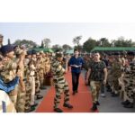 Mahesh Babu Instagram – It was such an honour meeting all the brave soldiers. This was undoubtedly one of my most memorable days! Huge salute to the nation’s heroes who continue to protect us everyday🙏🏼
#SarileruMeekevvaru🙏🏻🙌
#HappyRepublicDay! 🇮🇳