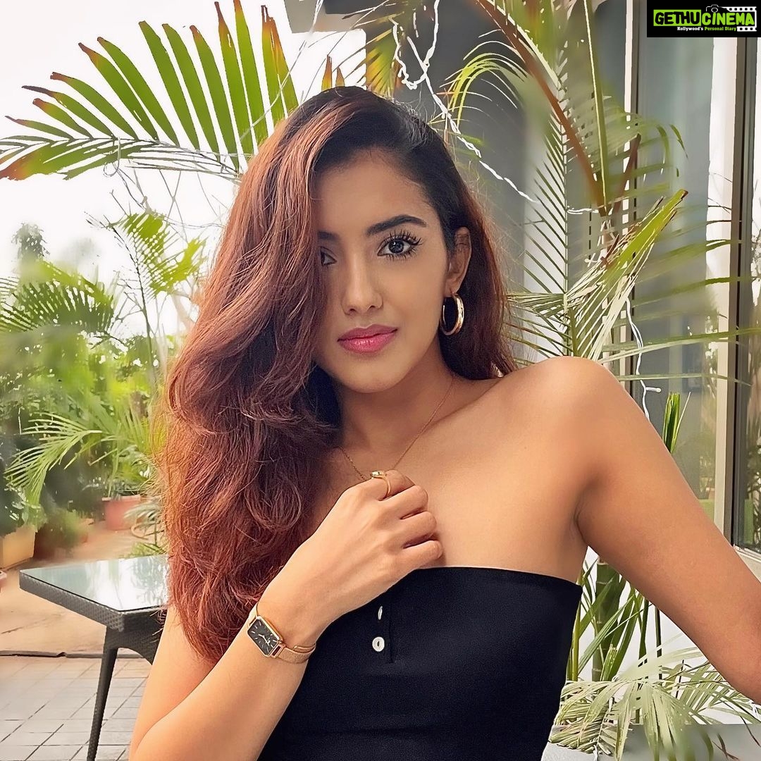 Malvika Sharma Instagram - Black Friday Alert 🖤 Visit @danielwellington and treat yourself with their amazing Black Friday offers 🤩 Check out the 48h deals and save up to 50% off on select items 🤑 + get 15% extra by adding my code MALVIKAS 😱💥 Stop wasting time and shop now! #DanielWellington #Ad
