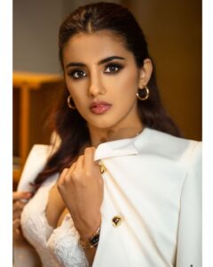 Malvika Sharma Instagram - Lips of honey 🍯 Eyes of fire 🔥 😉
📸 @chinthuu_klicks 
Make up & hair @deepthimakeupartistry