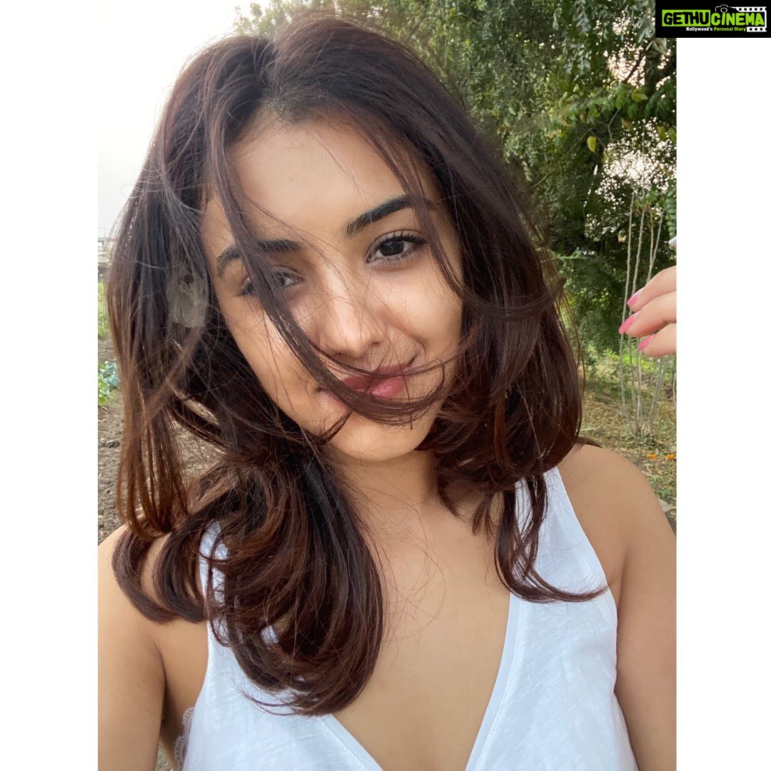 Malvika Sharma Instagram - Her messy hair is a visual attribute of her stubborn spirit. As she shakes it free π§π» She smiles knowing wild is her favourite color π« Happy (belated) Birthday to me π₯ π₯°βΊοΈπ #nofilterneeded #nomakeupneeded #messyhair #lovemyself #happybirthdaytome π #malvikasharma