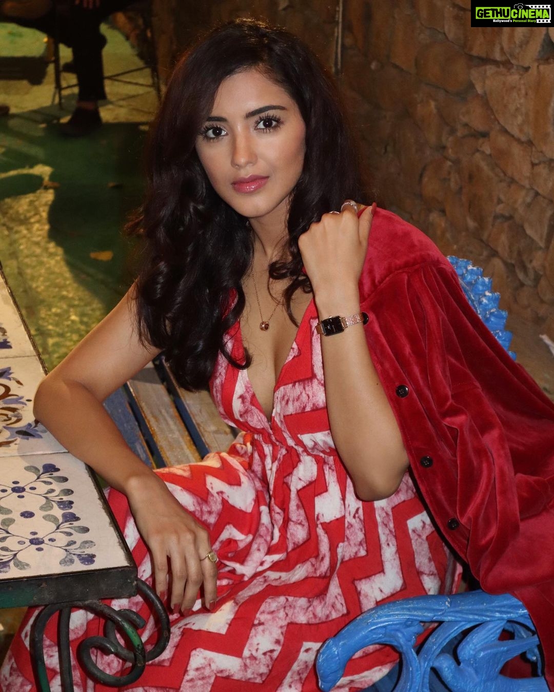 Malvika Sharma Instagram - The season of giving is here ❤️ Spread holiday cheers and express gratitude to your loved ones with heartwarming presents from @danielwellington 🎄😍 Get up to 50% off when buying 3 or more items, additionally use my code MALVIKAS to get 15% more 😍 Happy Shopping 🎁 #DanielWellington #Ad 📸 @irrationaleater Daniel Wellington