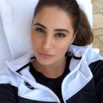 Nargis Fakhir Instagram - Love yourself. It is important to stay positive because beauty comes from the inside out! • • • • #beauty #soul #nike #nargisfakhri #love #life #live #laugh #loveyourself #doyouboo #simple #dubai #hudabeauty #selfie Mua- @malihajkhan