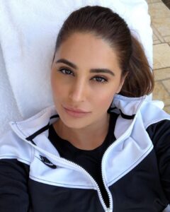 Nargis Fakhri Instagram - Love yourself. It is important to stay positive because beauty comes from the inside out!
•
•
•
•
#beauty #soul #nike #nargisfakhri #love #life #live #laugh #loveyourself #doyouboo #simple #dubai #hudabeauty #selfie 
Mua- @malihajkhan