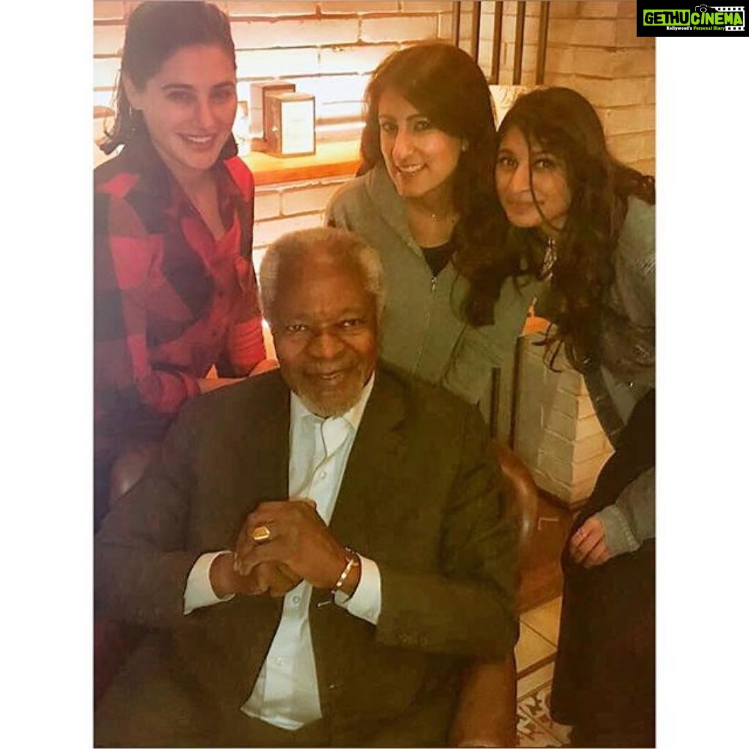 Nargis Fakhir Instagram - #Repost @chadders83 ・・・ When Kofi Annan takes the pinky pledge @kofiannan @nargisfakhri @shiffonco @shilpay @chadders83 @oneyoungworld #globalgoals #oneyoungworld #OYWSummit2017 #kofianan #nargisfakhri #cjmpublicity #bogota #Columbia #unitednations #nobelpeaceprize #girlgang #PinkyPromise #pinkyplenge