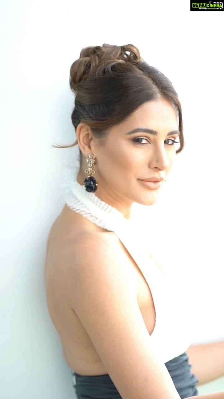 Nargis Fakhir Instagram - βΎ . . . . . . . . . @nicoliofficial π @aamirnaveedhair πββοΈ @iamgigiiiii π #infinity #forever #desertwedding #desert #allwhite #whitedress #whiteparty #hairstyles #makeup #love #joy Dubai Desert