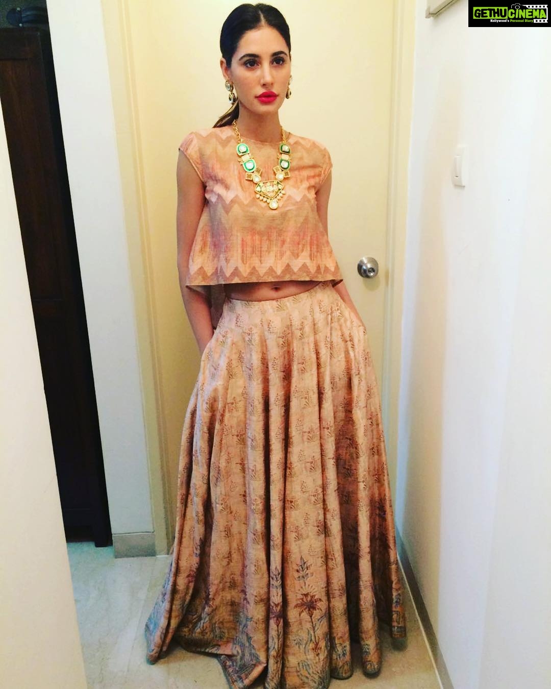 Nargis Fakhir Instagram - @anitadongre @alliaalrufai ππ Umang Police Show last night. Was really nice π FYI If u sayin yuck or ugly or not nice then add the reason for ur statement as id like to know your taste n what u like n don't like... I'm serious... I read the comments so share ur input / constructive criticism . Have a blessed day. β₯οΈ