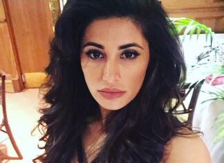 Nargis Fakhir Instagram - Hair today... Gone tomorrow... Such is life. Nothing is permanent. All things transient. Practice no attachment and u will always be in a good mood. 😂😁 #nightshoot #HF3 #HairGoals #girls #UK