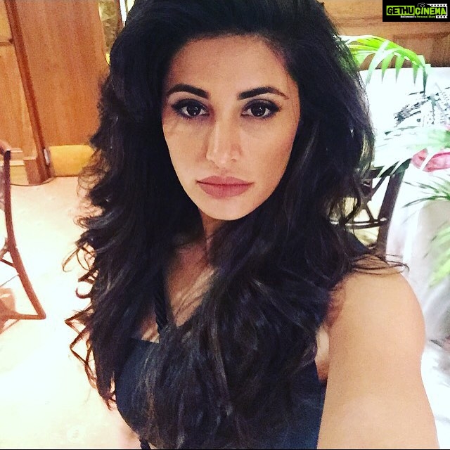 Nargis Fakhir Instagram - Hair today... Gone tomorrow... Such is life. Nothing is permanent. All things transient. Practice no attachment and u will always be in a good mood. 😂😁 #nightshoot #HF3 #HairGoals #girls #UK