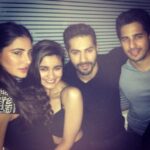 Nargis Fakhir Instagram - Not a bad lukin bunch😜 #party