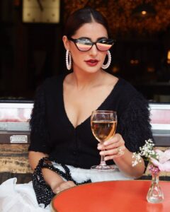 Nargis Fakhri Instagram - It’s Sunday Funday. I’ll drink to that. #cheers 🥂 
.
.
.
.
.
.
.
#makeupartist - @malihajkhan 
#hairstyles - @ricbrenin 
.
.
.
#newyorkcity #nyc  #lifestyle #wine #citylife #fashionshoot #fashion #style #beauty #hair #makeup