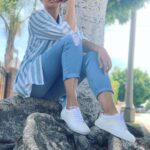 Nargis Fakhir Instagram – Took a moment to appreciate this big beautiful tree for giving me shade from the sun. 🌳 ☀️ • 
Striped shirt dress by @goodamerican •
White sneakers by @italic • California