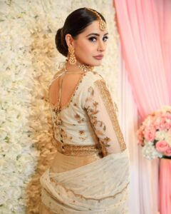 Nargis Fakhri Instagram - Check out my give away ! You guys can win the makeup brushes and eye shadow palette @malihajkhan uses on me! 
Thank you @bilibeauty & @farahbrushes .
Photo by @farhat.sikder .
Dress by @ansabjahangirstudio .
Jewelry by @mahrukh.akuly.jewelry .
Thank you @wakeupandmakeup .
Final look for the #mjkmasterclass #2019