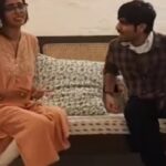 Natasha Suri Instagram - I play a nerdy silly dim goofy awkward girl in this scene and my wonderful co-actor Jatin plays a rowdy goon. Do share your comments on this act..❤️😄 @theartistcollectiveindia @jatinarora0802 #AtulMongiaActingWorkshop #natashasuri #actor