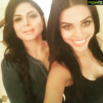 Natasha Suri Instagram - On the sets of film #KingLiar...With the fab actor Asha Sharath chechi...Love her!!