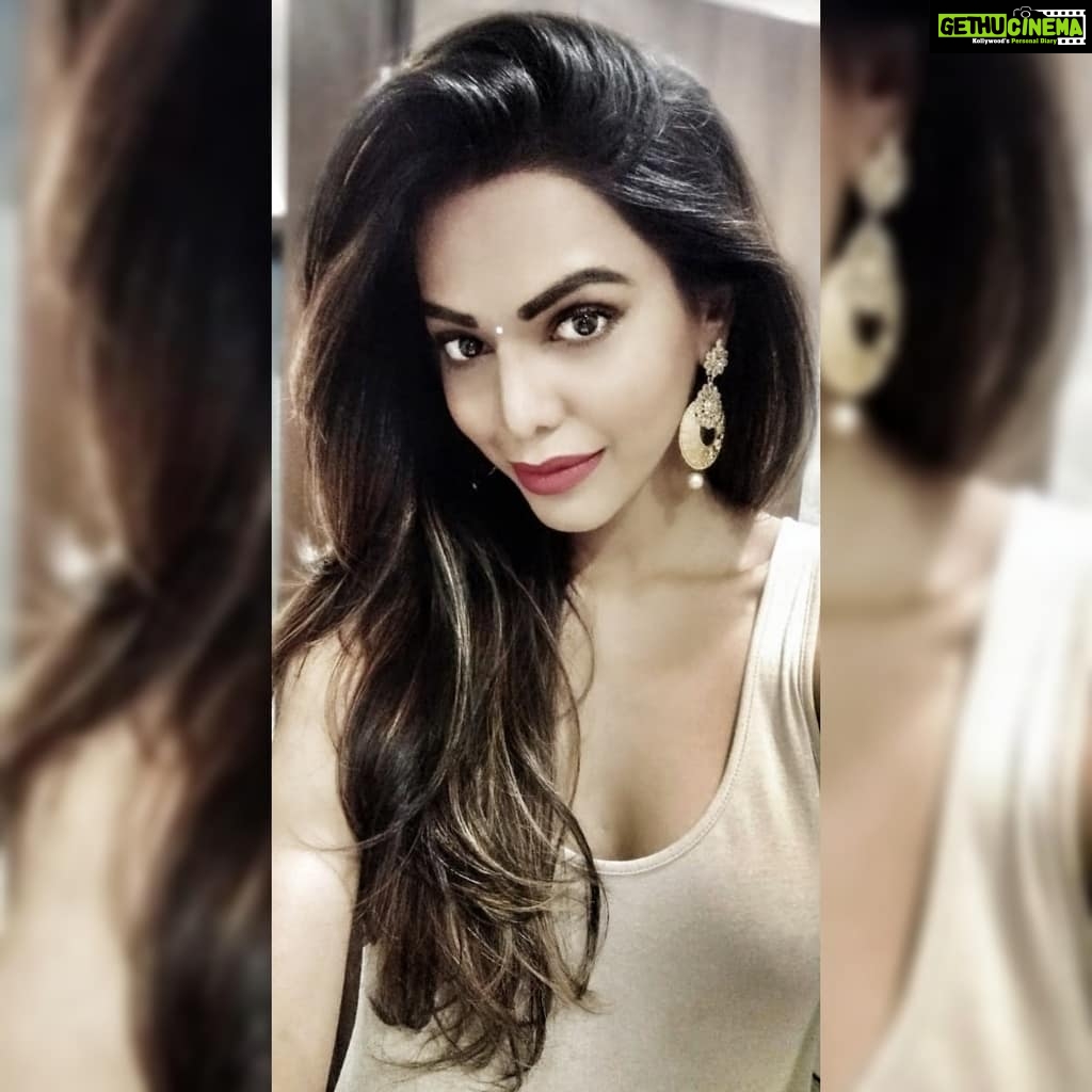 Natasha Suri Instagram - What are you addicted to most in this lockdown?! #natashasuri