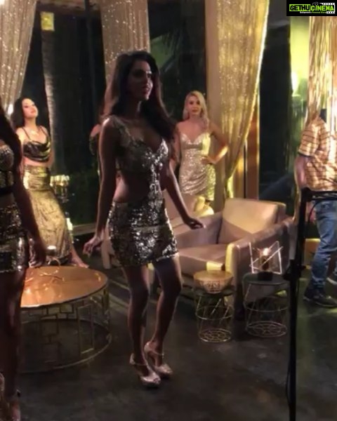 Natasha Suri Instagram - BTS of my Jazzy B music video #DilMangdi ( released 3 mnths ago) In banter with the main man himself @jazzyb