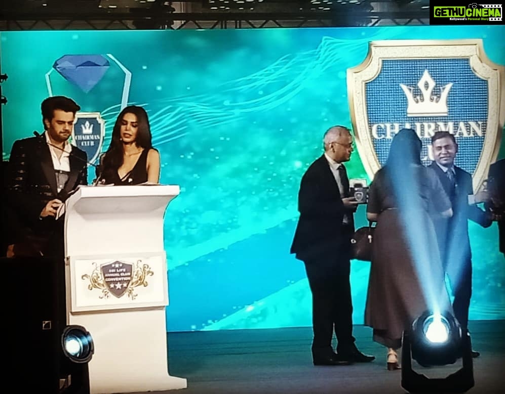 Natasha Suri Instagram - Had a super show with my favourite co-host, the powerhouse @manieshpaul at the #SBI Life awards night at @tajmahalhotels in Mumbai. #natashasuri #manieshpaul #actors #TopHosts