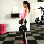Natasha Suri Instagram - Aaj 25 kg uthaya..Kal 50 kg utha lengey!🤗😀 Cheers to my trainer @mohsin_khan_official