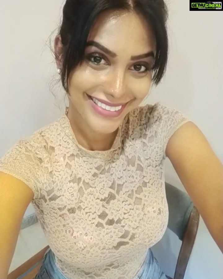 Natasha Suri Instagram - Hey. Winkin at you after a rejuvenating social media break!!🌈