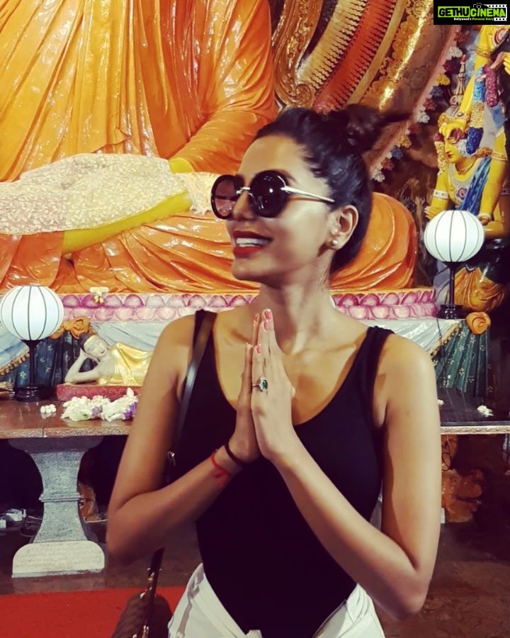 Natasha Suri Instagram - Gangaramaye Buddhist temple in Colombo