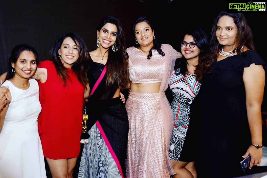 Natasha Suri Instagram - My pyaari school mate poojie @pjthorat made for a beautiful bride on her big day when she married her prince charming!! So so wonderful to re-unite with my school mates at her smashing cocktail celebration!! Bachpan ke dost hotey hain anmol..! ๐ค๐