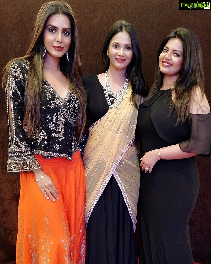 Natasha Suri Instagram - The Suri Sisters!! #TeenDeviyaan #Rupali #Natasha #Soniya #middlechildproblems PS: I am wearing heels. I am not the tallest.