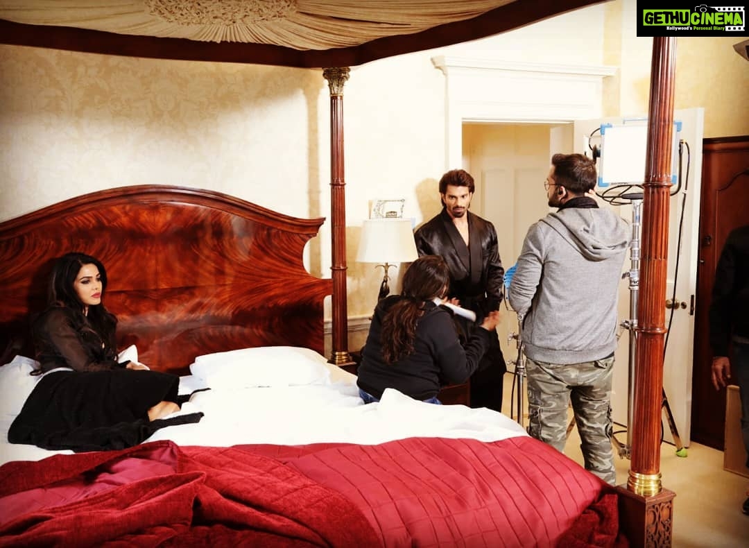 Natasha Suri Instagram - Caption this!!😄 On sets of Aadat!! #NatashaSuri #KaranSinghGrover #Bollywood #actor