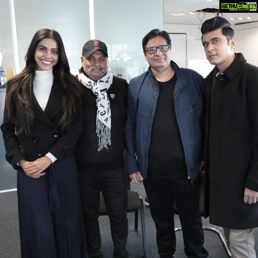 Natasha Suri Instagram - With Mohan Nadaar ji, our most adorable line producer of our film #Aadat and the indomitable Bollywood Bigman Mr Vashu Bhagnani. #throwback #London #OnSet #Bollywood