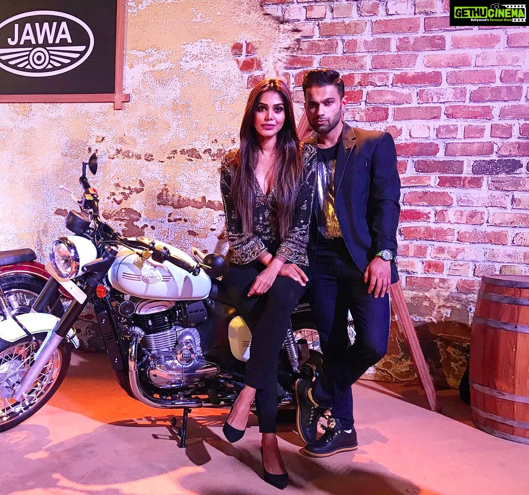 Natasha Suri Instagram - At the launch event of @jawamotorcycles in Mumbai!! Congratulations @bomanrustom on yet another feather in your cap!! The bikes look extraordinary!! @therajdeeps @atulkasbekar #jawamotorcycles #jawa #motorbikes Mehboob Studio