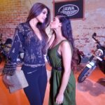 Natasha Suri Instagram - Ek chutki sindoor ki keemat tum Kya jaano Virani babu...@afshanvirani At the @jawamotorcycles launch event in Bandra, Mumbai. #natashasuri #jawamotorcycles #jawa Mehboob Studio